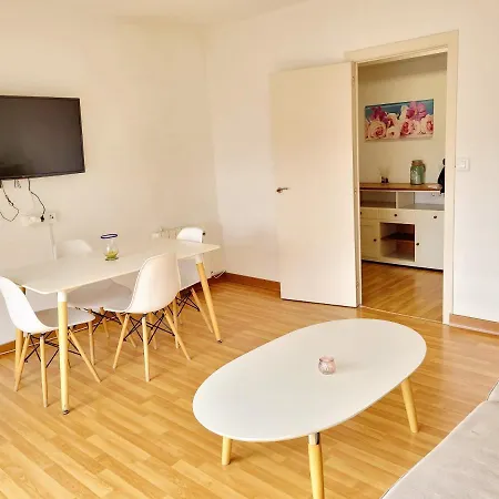 Amplio Piso Proximo A La Catedral Y El Camino. C2 *